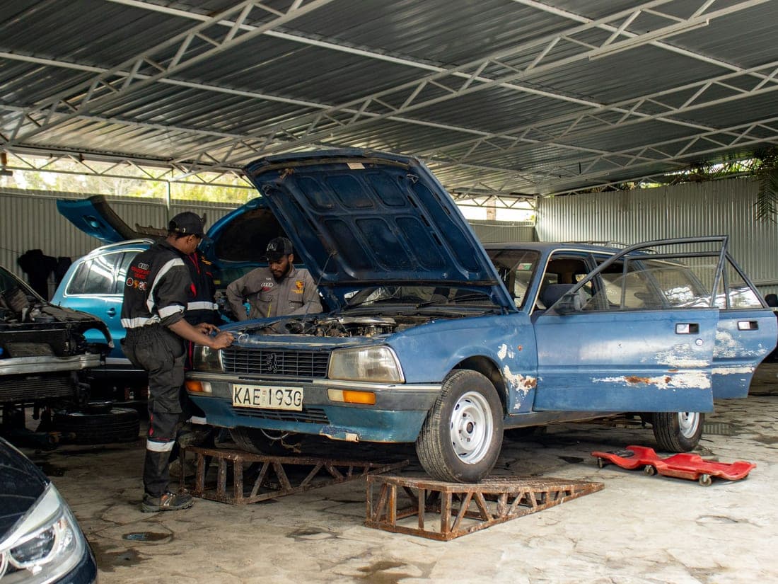 Wheel alignment rig calibrated for a Mercedes-Benz